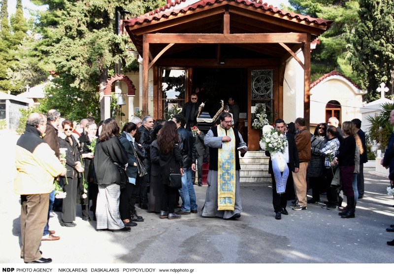 Το τελευταίο αντίο στον Βασίλη Μαυρομάτη -Με δάκρυα στα μάτια η ηθοποιός κόρη του Ιλιάνα [εικόνες] | iefimerida.gr 3