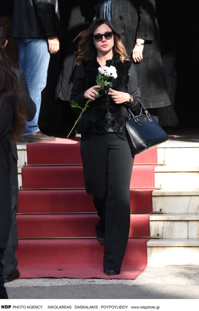 Το τελευταίο αντίο στον Βασίλη Μαυρομάτη -Με δάκρυα στα μάτια η ηθοποιός κόρη του Ιλιάνα [εικόνες] | iefimerida.gr 5