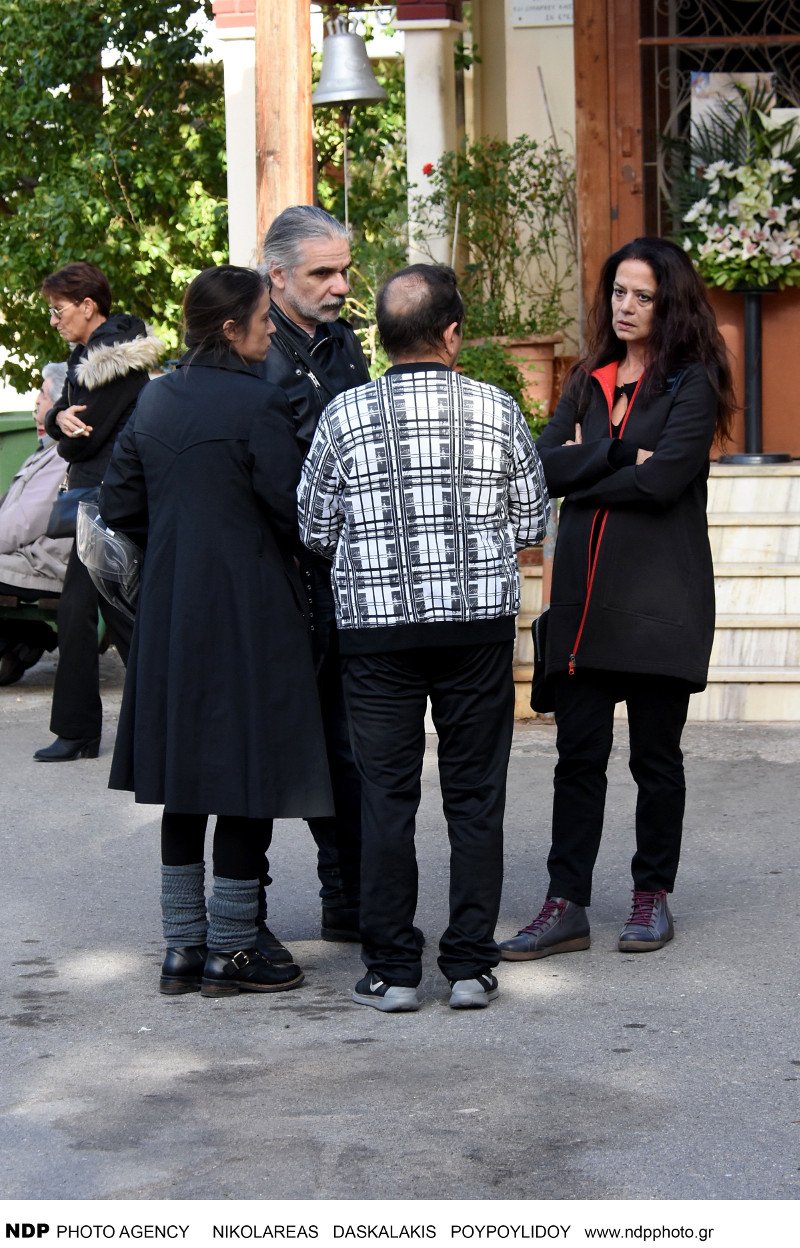 Το τελευταίο αντίο στον Βασίλη Μαυρομάτη -Με δάκρυα στα μάτια η ηθοποιός κόρη του Ιλιάνα [εικόνες] | iefimerida.gr 6