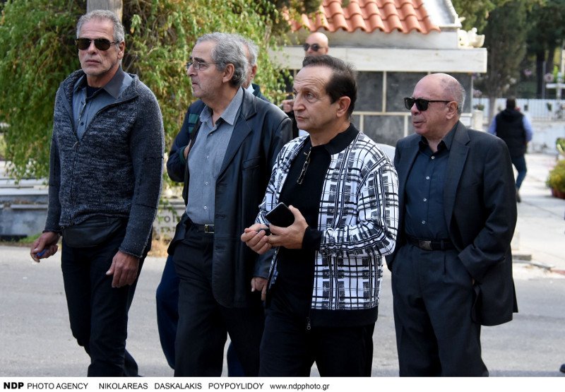 Το τελευταίο αντίο στον Βασίλη Μαυρομάτη -Με δάκρυα στα μάτια η ηθοποιός κόρη του Ιλιάνα [εικόνες] | iefimerida.gr 8