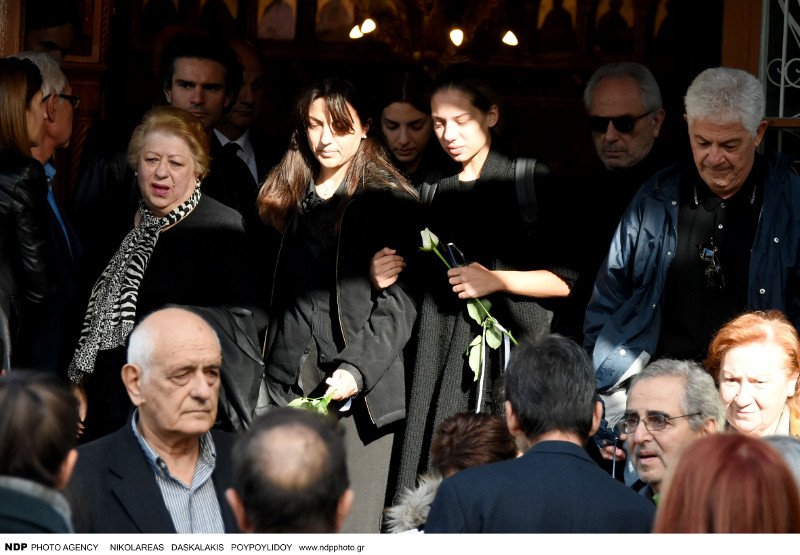 Το τελευταίο αντίο στον Βασίλη Μαυρομάτη -Με δάκρυα στα μάτια η ηθοποιός κόρη του Ιλιάνα [εικόνες] | iefimerida.gr 9