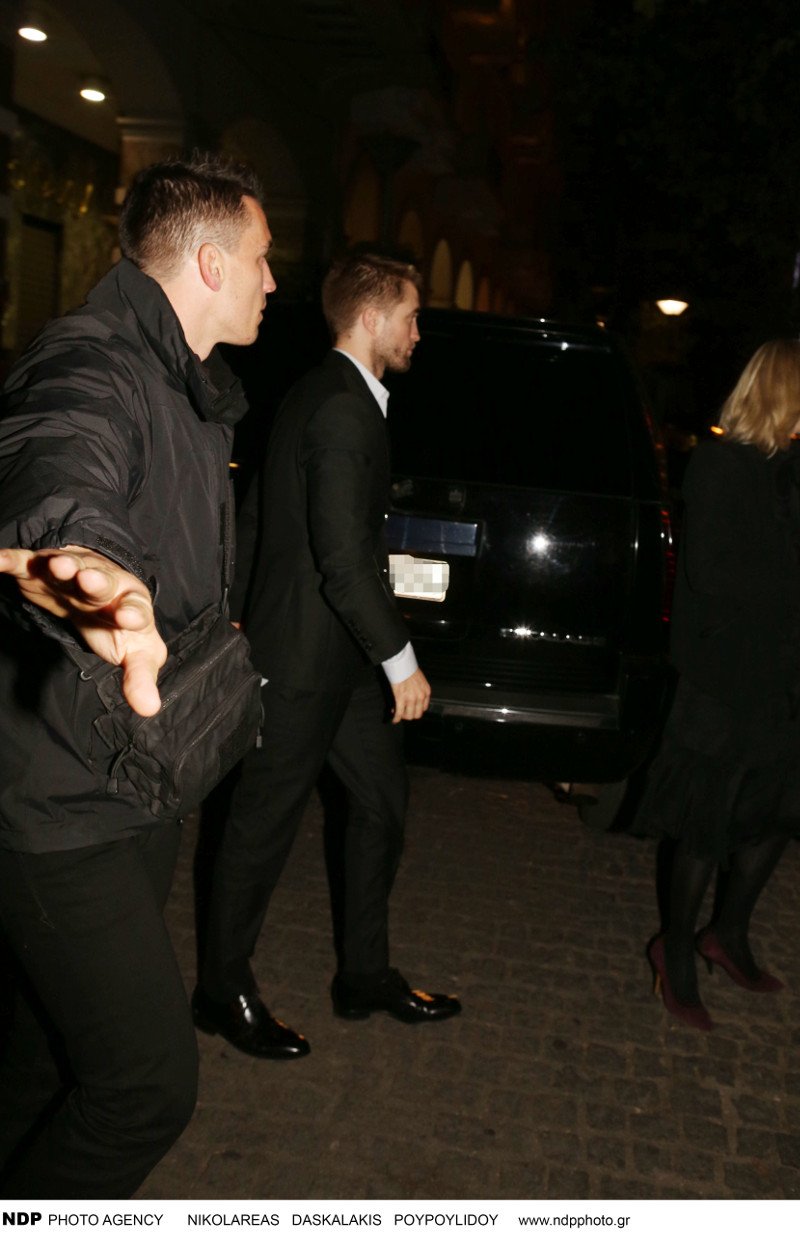 Αέρας Χόλιγουντ στην Αθήνα: Ο Ρόμπερτ Πάτινσον με τον Πάρι Κασιδόκωστα στην πρεμιέρα του Good Time [εικόνες] | iefimerida.gr 1