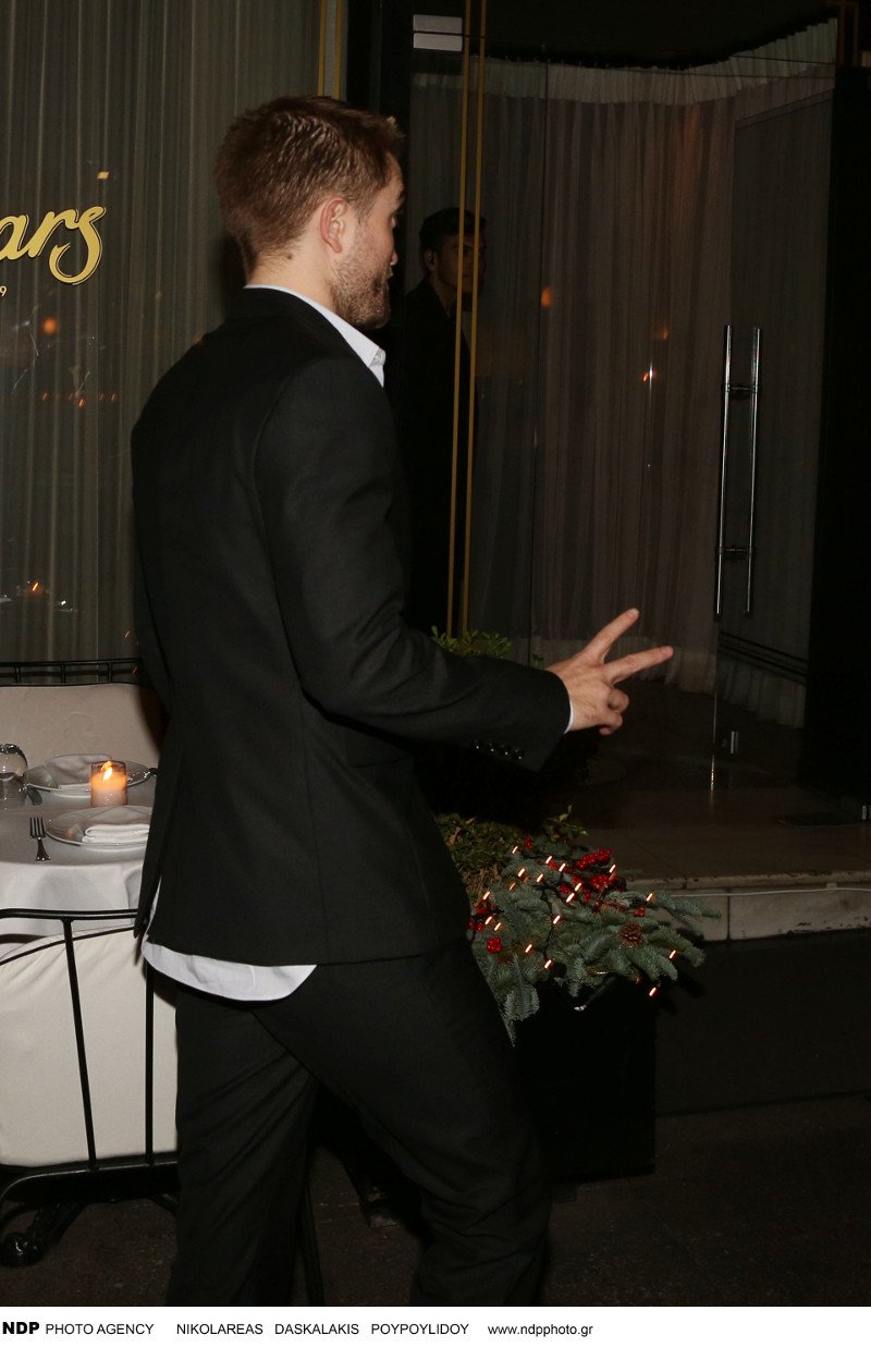 Αέρας Χόλιγουντ στην Αθήνα: Ο Ρόμπερτ Πάτινσον με τον Πάρι Κασιδόκωστα στην πρεμιέρα του Good Time [εικόνες] | iefimerida.gr 23