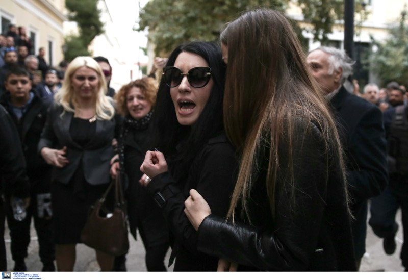 Ξυλοκόπησαν τον δολοφόνο της Δώρας -«Αλήτη, μου έφαγες το παιδί» [βίντεο] | iefimerida.gr 3