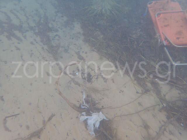 Ομπρέλες, ξαπλώστρες και τραπέζια στον βυθό της θάλασσας στους Αγίους Αποστόλους στα Χανιά [εικόνες] | iefimerida.gr 2