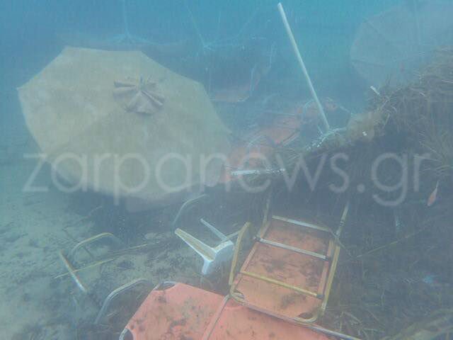 Ομπρέλες, ξαπλώστρες και τραπέζια στον βυθό της θάλασσας στους Αγίους Αποστόλους στα Χανιά [εικόνες] | iefimerida.gr 1