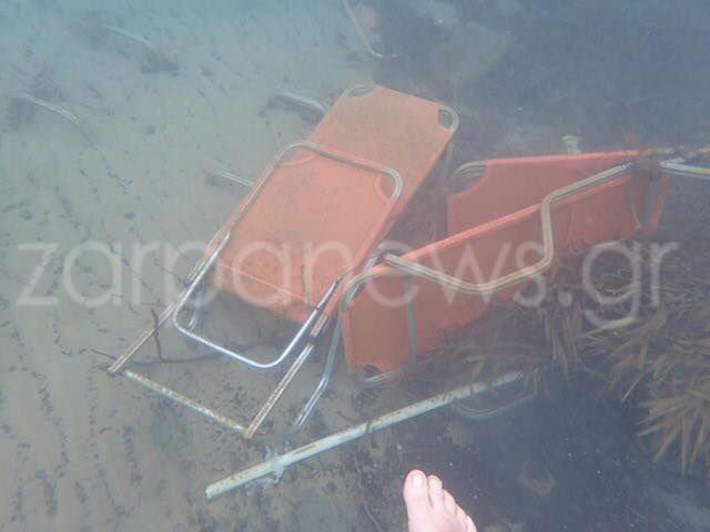 Ομπρέλες, ξαπλώστρες και τραπέζια στον βυθό της θάλασσας στους Αγίους Αποστόλους στα Χανιά [εικόνες] | iefimerida.gr 0