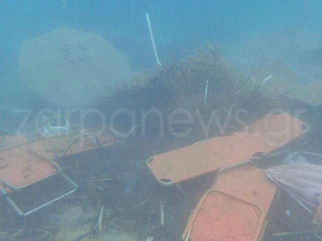 Ομπρέλες, ξαπλώστρες και τραπέζια στον βυθό της θάλασσας στους Αγίους Αποστόλους στα Χανιά [εικόνες] | iefimerida.gr 3