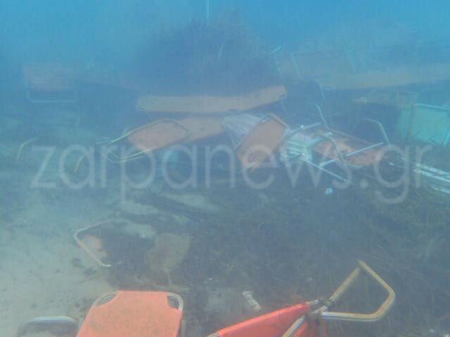 Ομπρέλες, ξαπλώστρες και τραπέζια στον βυθό της θάλασσας στους Αγίους Αποστόλους στα Χανιά [εικόνες] | iefimerida.gr 4