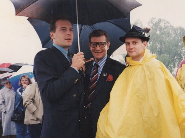 Σοκάρουν οι αποκαλύψεις του σοφέρ του Υβ Σεν Λοράν: Ημουν εραστής και μαστιγωτής του [εικόνες] | iefimerida.gr 0