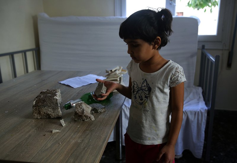 Αγνωστοι επιτέθηκαν στο σπίτι του 11χρονου Αμίρ που είχε κληρωθεί σημαιοφόρος αλλά του έδωσαν την ταμπέλα [εικόνες] | iefimerida.gr 4