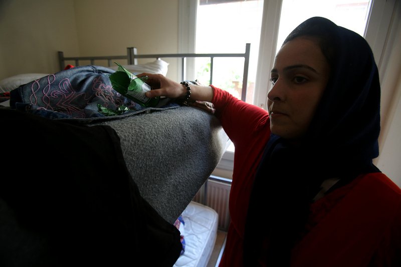 Αγνωστοι επιτέθηκαν στο σπίτι του 11χρονου Αμίρ που είχε κληρωθεί σημαιοφόρος αλλά του έδωσαν την ταμπέλα [εικόνες] | iefimerida.gr 5