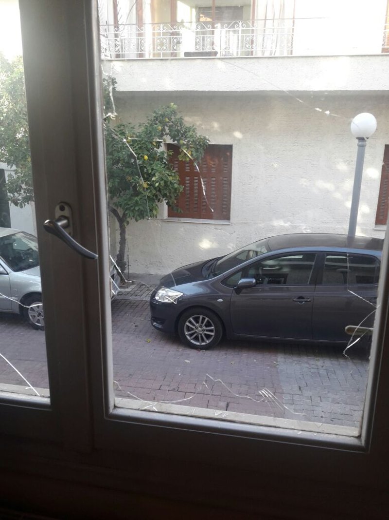 Αγνωστοι επιτέθηκαν στο σπίτι του 11χρονου Αμίρ που είχε κληρωθεί σημαιοφόρος αλλά του έδωσαν την ταμπέλα [εικόνες] | iefimerida.gr 1