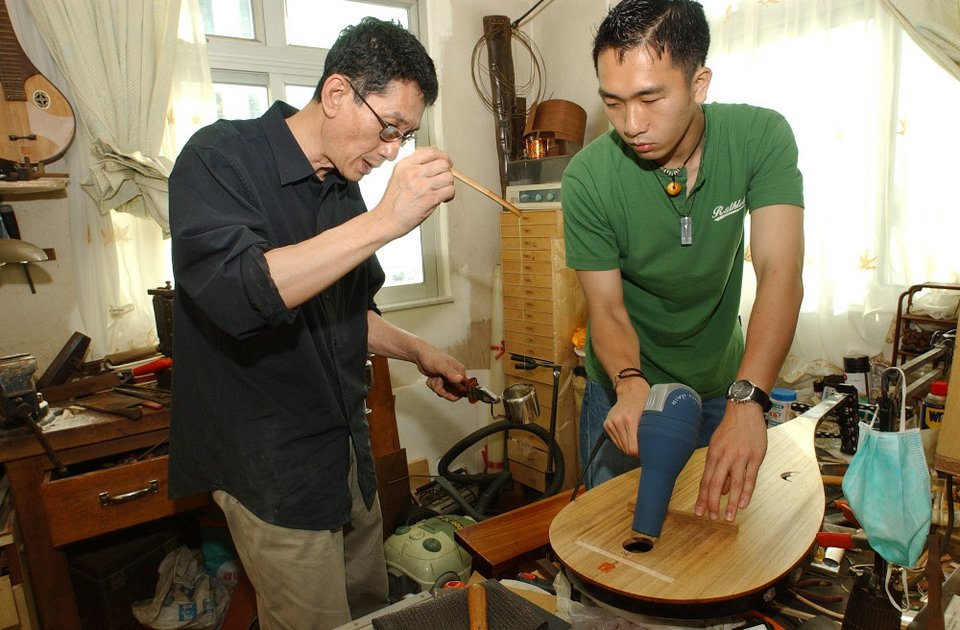 Oι Κινέζοι είναι σπουδαίοι κατασκευαστές λαούτου -Από το περίφημο δέντρο παυλώνια [εικόνες]   | iefimerida.gr 1