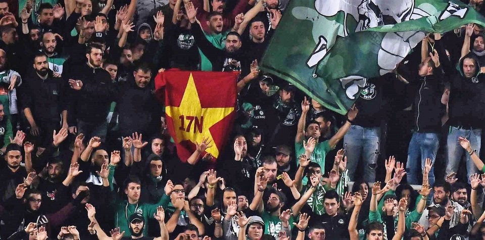 Φίλαθλος του ΑΠΟΕΛ ζητά συγγνώμη από τον ελληνικό λαό για τα υβριστικά πανό στο κυπριακό πρωτάθλημα [εικόνες]  | iefimerida.gr 1