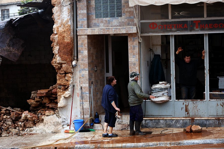 Απόγνωση στη Μάνδρα: «Πώς θα ορθοποδήσουμε;» αναρωτιούνται οι κάτοικοι [εικόνες] | iefimerida.gr 2