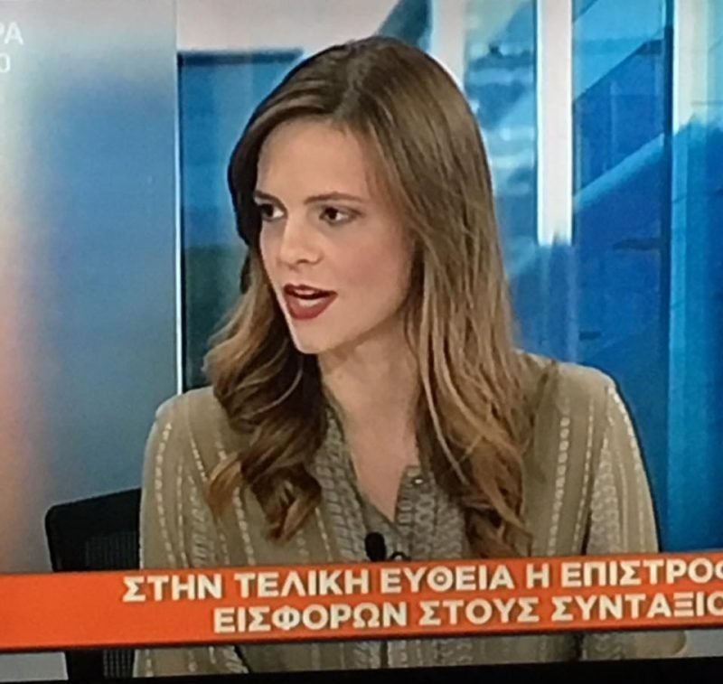 Η Εφη Αχτσιόγλου σε εκπομπή της ΤV με ρούχο της Μαρέβας Μητσοτάκη [εικόνες & βίντεο] | iefimerida.gr 0