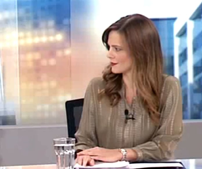 Η Εφη Αχτσιόγλου σε εκπομπή της ΤV με ρούχο της Μαρέβας Μητσοτάκη [εικόνες & βίντεο] | iefimerida.gr 1