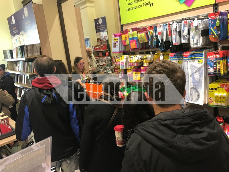 «Αξιζε που περίμενα στην ουρά» -Οι πρώτοι που ψώνισαν προσφορές της Black Friday μιλούν στο iefimerida [βίντεο & εικόνες] | iefimerida.gr 1