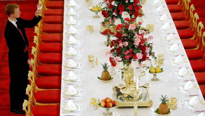 Πρώην μπάτλερ του Μπάκιγχαμ αποκαλύπτει όσα περίεργα γίνονται όταν στρώνουν τραπέζι στο παλάτι [εικόνες] | iefimerida.gr 0
