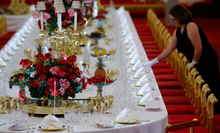 Πρώην μπάτλερ του Μπάκιγχαμ αποκαλύπτει όσα περίεργα γίνονται όταν στρώνουν τραπέζι στο παλάτι [εικόνες] | iefimerida.gr 3
