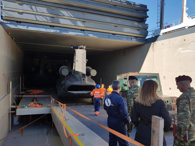 Εφτασαν στον Πειραιά τα 3 υπερσύγχρονα ελικόπτερα Σινούκ από τις ΗΠΑ [εικόνες] | iefimerida.gr 6