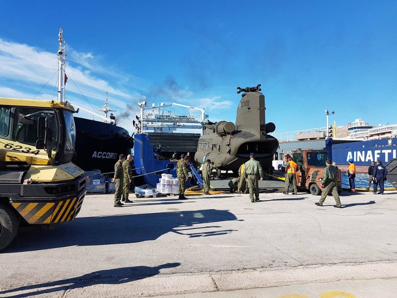 Εφτασαν στον Πειραιά τα 3 υπερσύγχρονα ελικόπτερα Σινούκ από τις ΗΠΑ [εικόνες] | iefimerida.gr 0