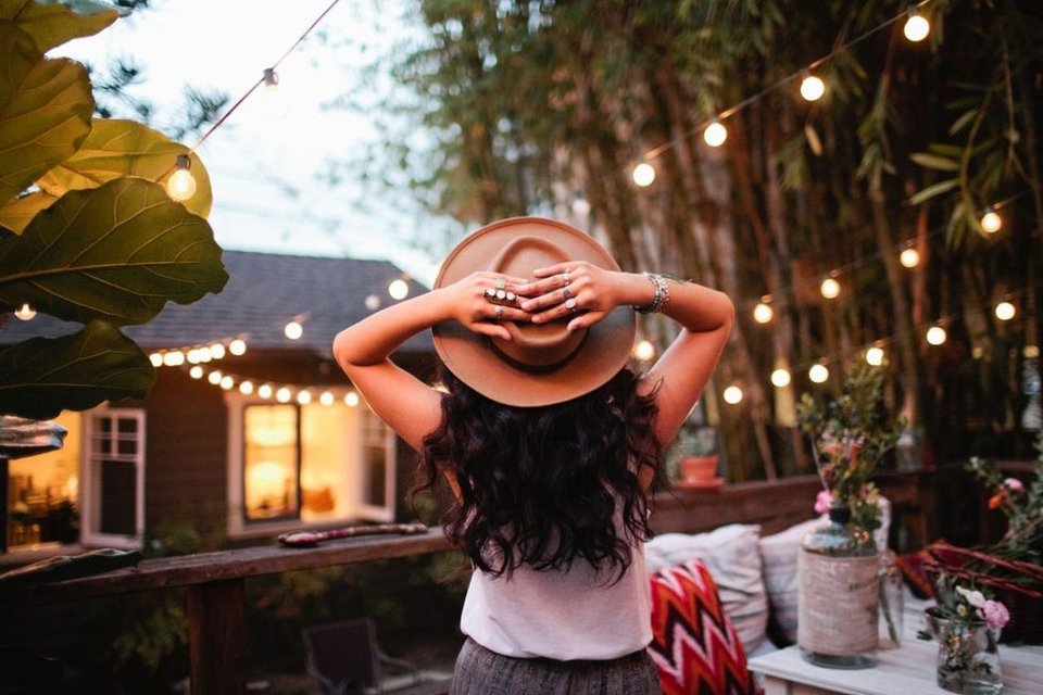 Χριστουγεννιάτικη διακόσμηση χωρίς δέντρο: 14 πρωτότυπες ιδέες για να στολίσετε με φωτάκια [εικόνες] | iefimerida.gr 13