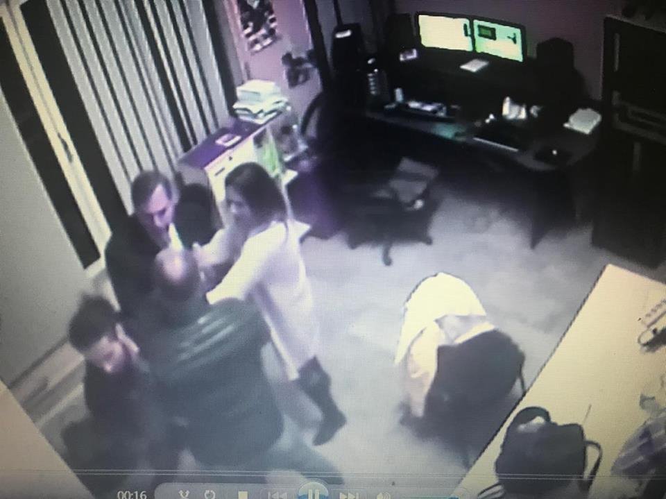 Βρισιές και ξύλο μεταξύ καλεσμένων σε τηλεοπτικό κανάλι στην Κέρκυρα [εικόνες] | iefimerida.gr 3