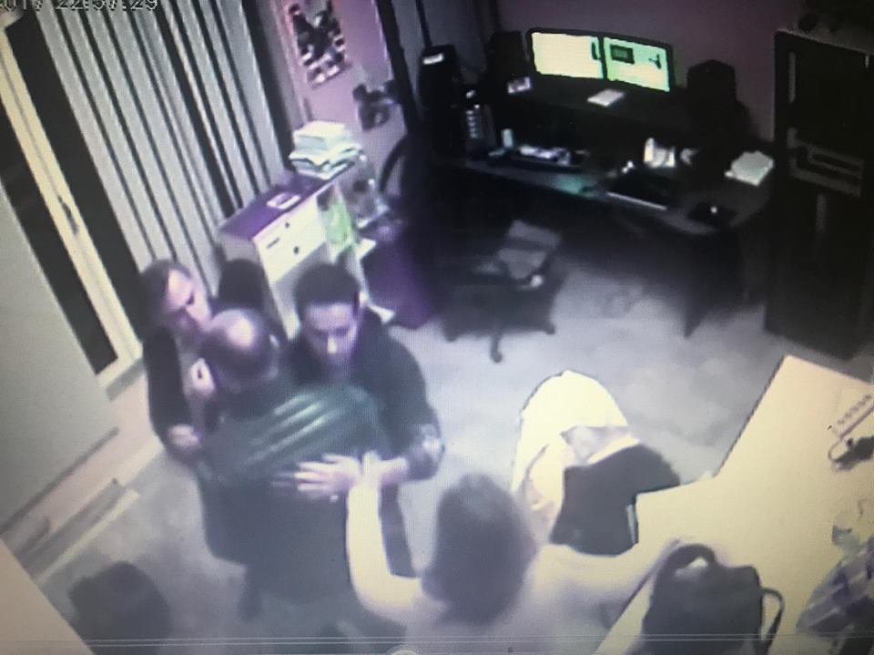 Βρισιές και ξύλο μεταξύ καλεσμένων σε τηλεοπτικό κανάλι στην Κέρκυρα [εικόνες] | iefimerida.gr 4