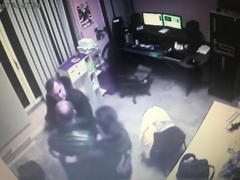 Βρισιές και ξύλο μεταξύ καλεσμένων σε τηλεοπτικό κανάλι στην Κέρκυρα [εικόνες] | iefimerida.gr 5