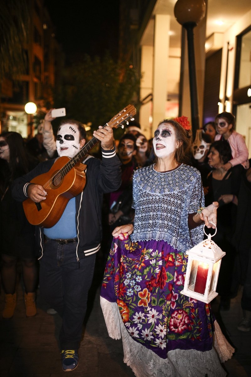 Το κέντρο της Αθήνας γέμισε με σκελετούς και νεκροκεφαλές στους δρόμους -Γιόρτασαν την «Ημέρα των Νεκρών» [εικόνες]  | iefimerida.gr 1