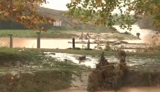 Η κακοκαιρία σαρώνει τη χώρα: Ο κυκλώνας «Ζήνων» χτυπά την δυτική Ελλάδα [εικόνες & βίντεο] | iefimerida.gr 4