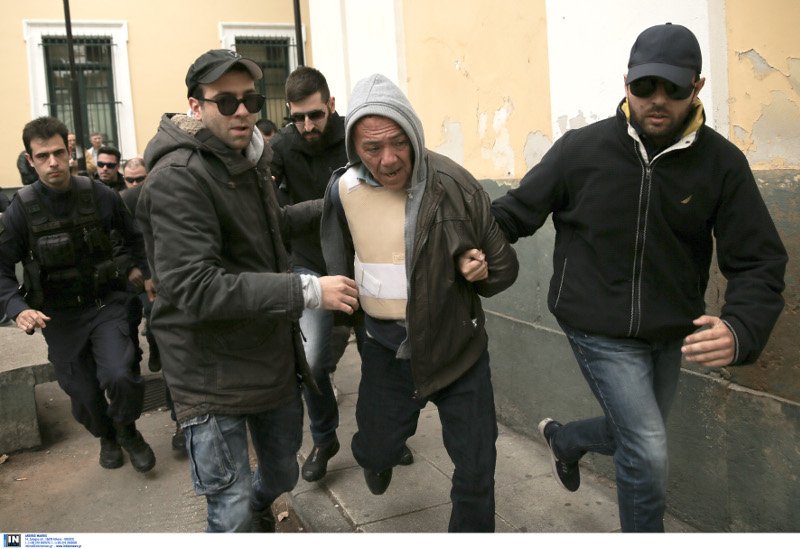 Ξυλοκόπησαν τον δολοφόνο της Δώρας -«Αλήτη, μου έφαγες το παιδί» [βίντεο] | iefimerida.gr 9