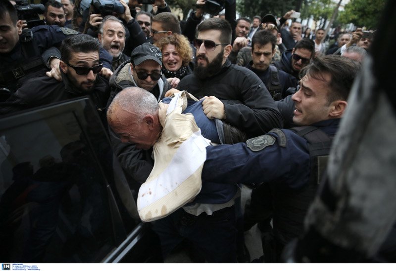 Ξυλοκόπησαν τον δολοφόνο της Δώρας -«Αλήτη, μου έφαγες το παιδί» [βίντεο] | iefimerida.gr 0