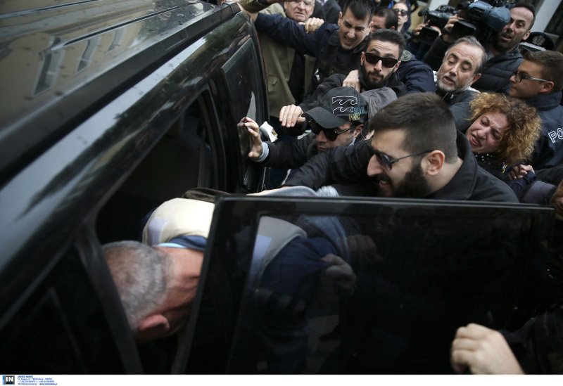 Ξυλοκόπησαν τον δολοφόνο της Δώρας -«Αλήτη, μου έφαγες το παιδί» [βίντεο] | iefimerida.gr 1