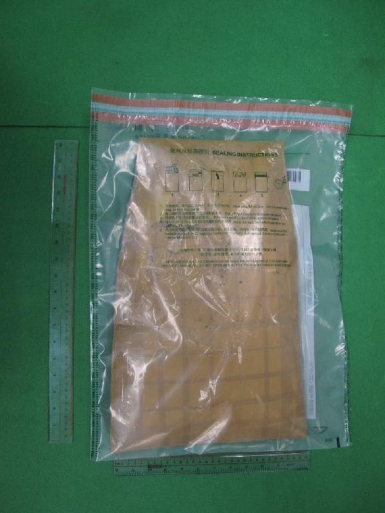 Δείτε τη σακούλα με τα ναρκωτικά που μετέφερε το 19χρονο μοντέλο και τη στιγμή της σύλληψής της [βίντεο] | iefimerida.gr 0