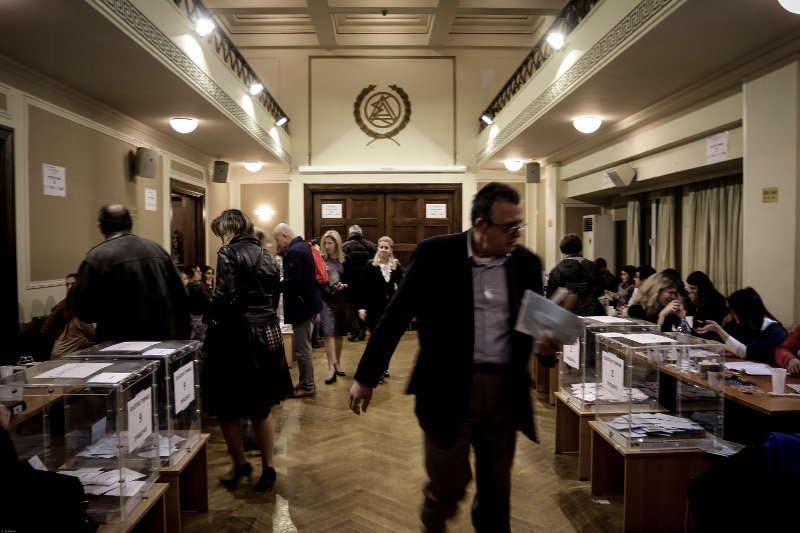 Στις κάλπες από το πρωί χιλιάδες δικηγόροι-Ψηφίζουν για τους νέους προέδρους σήμερα και αύριο [εικόνες] | iefimerida.gr 0