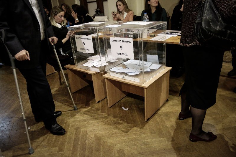 Στις κάλπες από το πρωί χιλιάδες δικηγόροι-Ψηφίζουν για τους νέους προέδρους σήμερα και αύριο [εικόνες] | iefimerida.gr 2