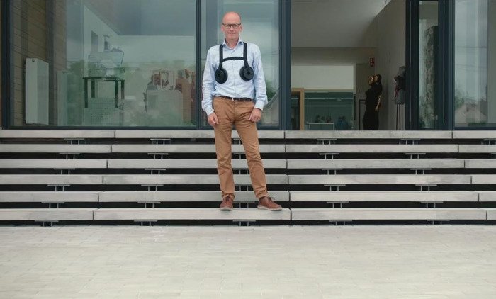 Με αυτόν τον τρόπο εταιρεία εσωρούχων δείχνει στους άνδρες υπαλλήλους της πώς είναι να έχεις μεγάλο στήθος [βίντεο] | iefimerida.gr 0