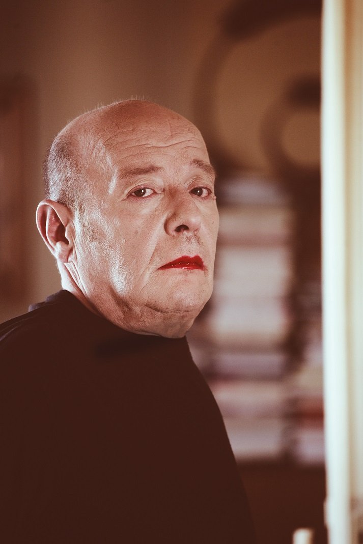 Βασίλης Παπαβασιλείου: Μετά το 1ο Βραβείο Ανδρικής Ερμηνείας υποδύεται την Ελένη [βίντεο]  | iefimerida.gr 1