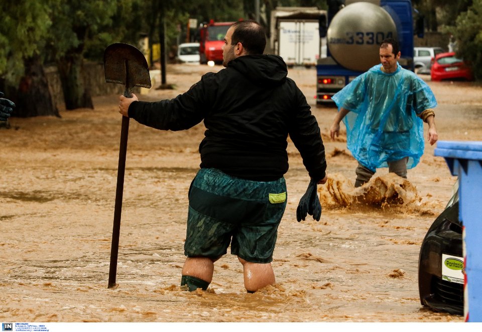 15 οι νεκροί από την κακοκαιρία -Εθνικό πένθος για Μάνδρα & Ν. Πέραμο | iefimerida.gr 30
