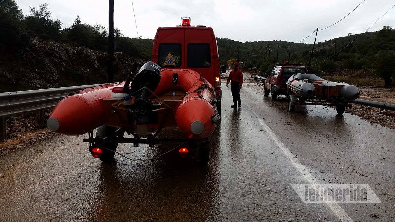 Με τζιπ και βάρκες, Πυροσβεστική και ΕΜΑΚ αναζητούν νεαρό άνδρα στη Μάνδρα -Είχε πάει για κυνήγι [εικόνες] | iefimerida.gr 1