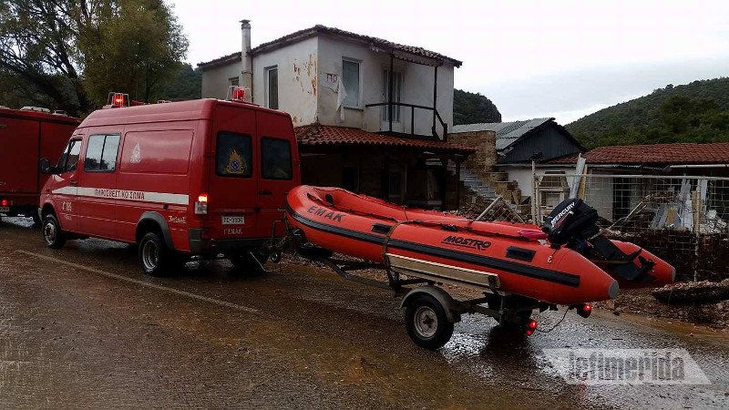 Με τζιπ και βάρκες, Πυροσβεστική και ΕΜΑΚ αναζητούν νεαρό άνδρα στη Μάνδρα -Είχε πάει για κυνήγι [εικόνες] | iefimerida.gr 2