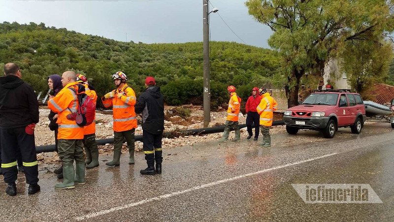 Με τζιπ και βάρκες, Πυροσβεστική και ΕΜΑΚ αναζητούν νεαρό άνδρα στη Μάνδρα -Είχε πάει για κυνήγι [εικόνες] | iefimerida.gr 3