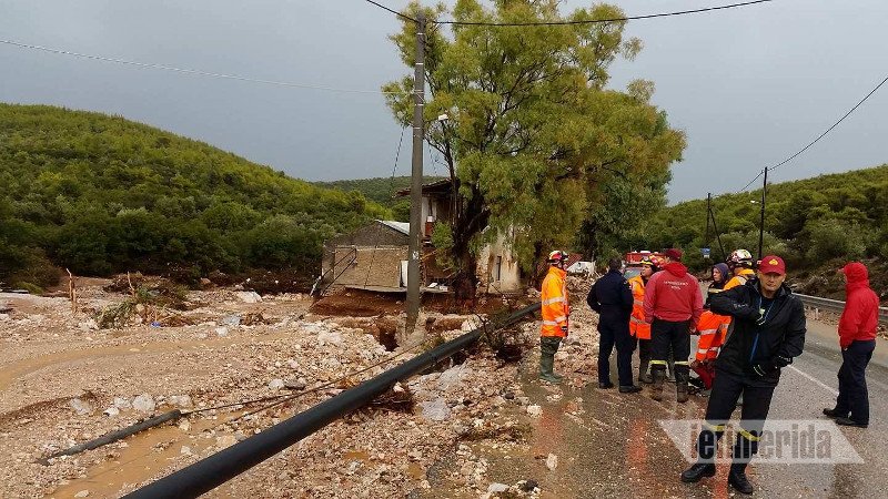 Με τζιπ και βάρκες, Πυροσβεστική και ΕΜΑΚ αναζητούν νεαρό άνδρα στη Μάνδρα -Είχε πάει για κυνήγι [εικόνες] | iefimerida.gr 5