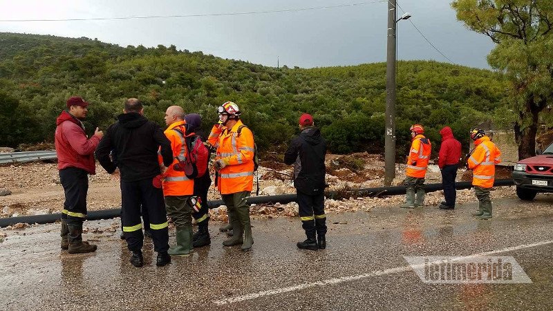 Με τζιπ και βάρκες, Πυροσβεστική και ΕΜΑΚ αναζητούν νεαρό άνδρα στη Μάνδρα -Είχε πάει για κυνήγι [εικόνες] | iefimerida.gr 7