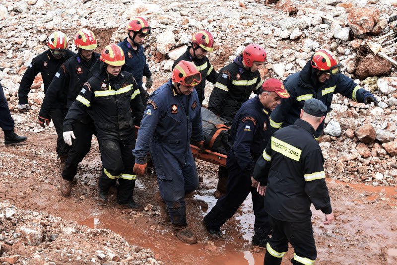 Θρήνος & οργή στη Μάνδρα-Μέσα στη λάσπη για 4η μέρα, ατελείωτα προβλήματα | iefimerida.gr 2