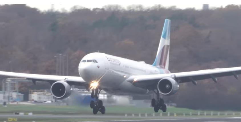 «Σαν φύλλο στον άνεμο» - Δραματική προσγείωση αεροσκάφους εν μέσω θυελλωδών ανέμων [βίντεο]  | iefimerida.gr 0