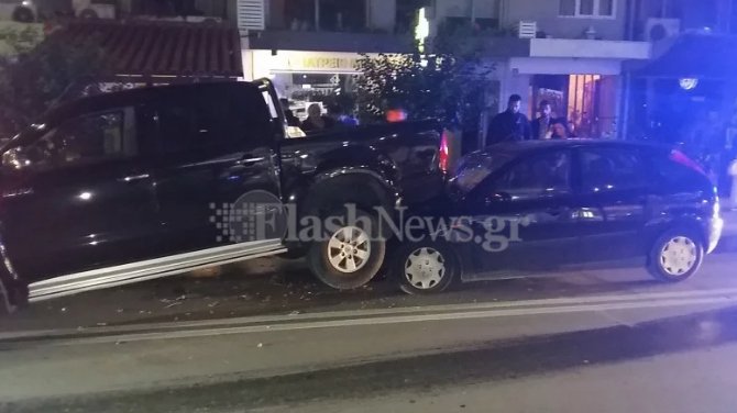 Τροχαίο στην Κρήτη: ΙΧ «σφηνώθηκε» κάτω από αγροτικό [εικόνες] | iefimerida.gr 0